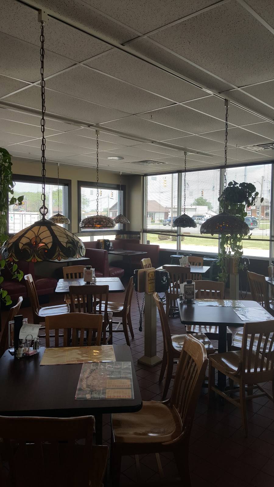 Pizza King | meal delivery | 836 US-27, Berne, IN 46711, USA | 2605893515 OR +1 260-589-3515