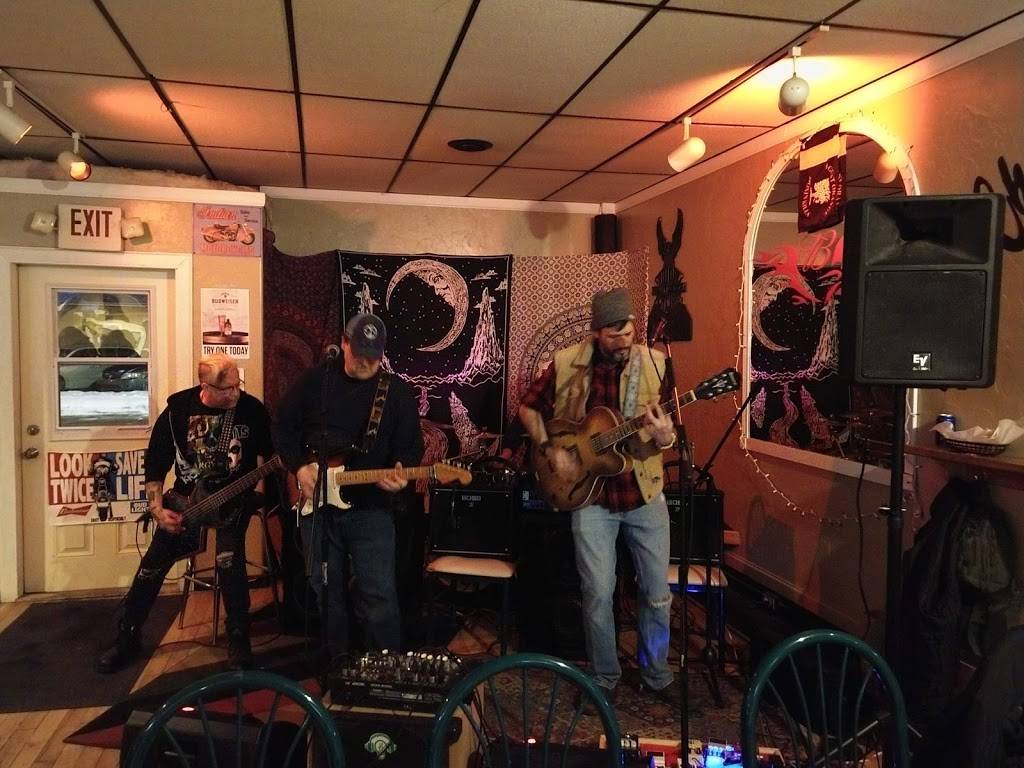 Chiefs Bar & Grill | restaurant | 626 N 2nd Ave, Alpena, MI 49707, USA | 9893560034 OR +1 989-356-0034