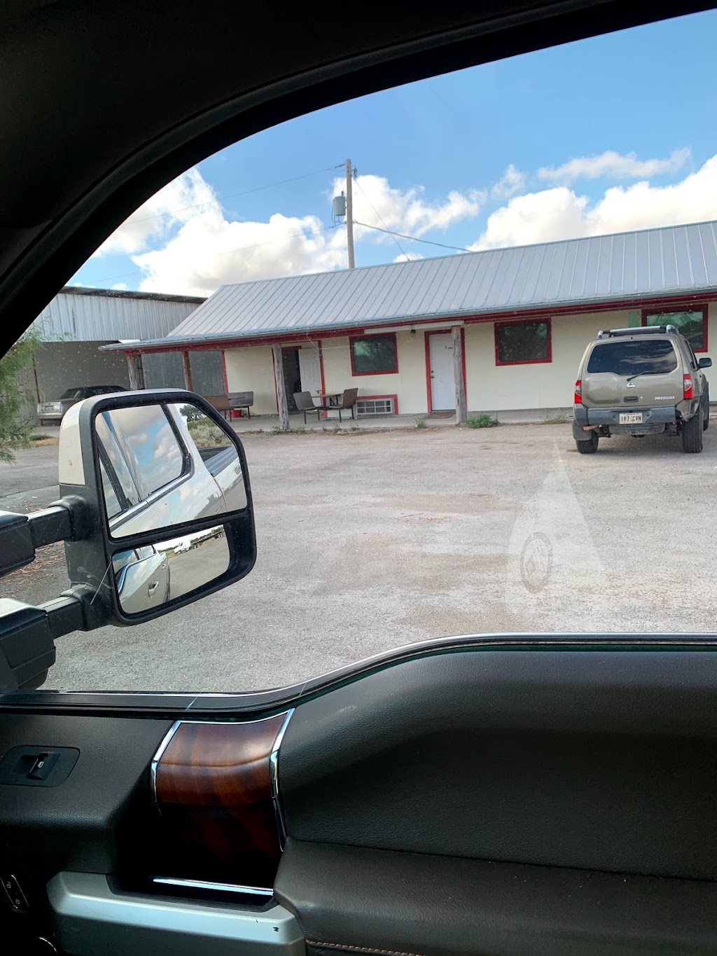 Alibi Lounge Bar & Grill | restaurant | 1270 E, US-90, Brackettville, TX 78832, USA | 8305639400 OR +1 830-563-9400