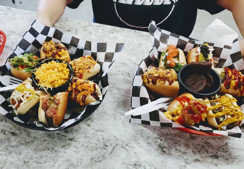 FlyDogz Lincoln | restaurant | 3111 O St ste d, Lincoln, NE 68510, USA | 4024754059 OR +1 402-475-4059