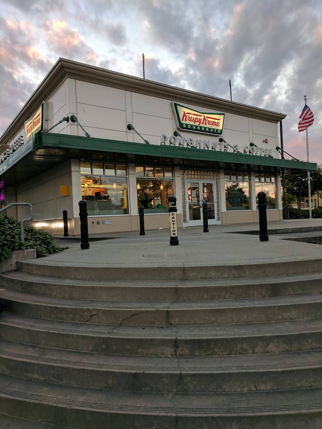 Krispy Kreme | bakery | 12505 Aurora Ave N, Seattle, WA 98133, USA | 2064401900 OR +1 206-440-1900