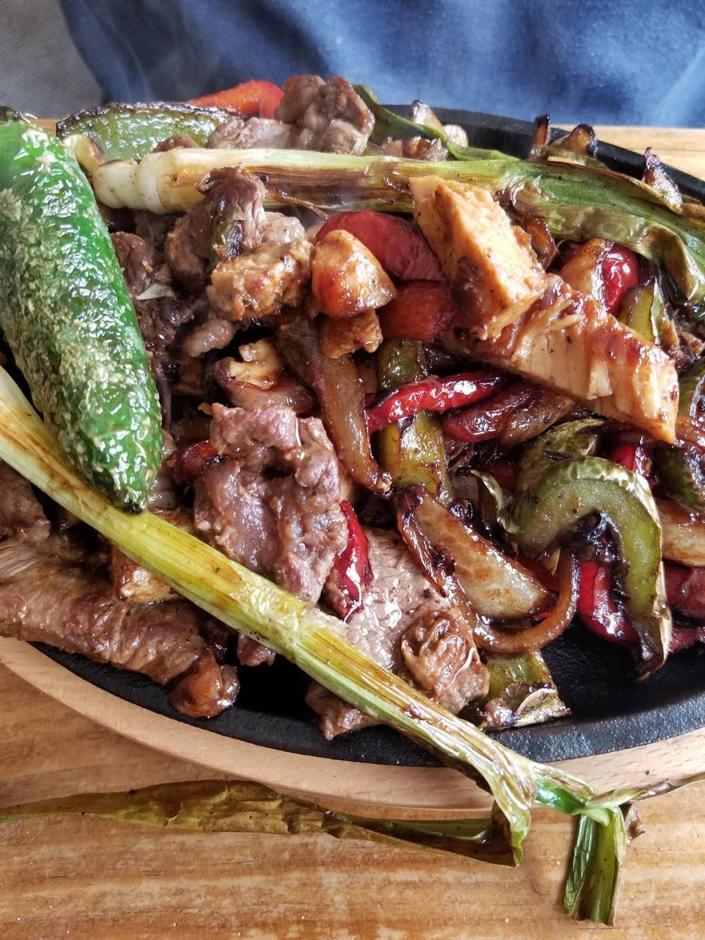 Ponchos Family Mexican Restaurant | restaurant | 5201 W Mississippi Ave, Lakewood, CO 80226, USA | 3033799272 OR +1 303-379-9272