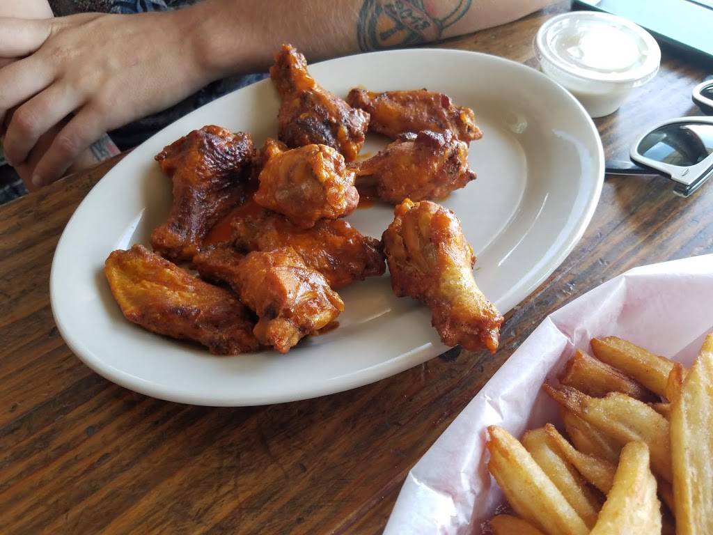 Johnson Creek Tavern | restaurant | 2141 Sea Island Pkwy, St Helena Island, SC 29920, USA | 8438384166 OR +1 843-838-4166