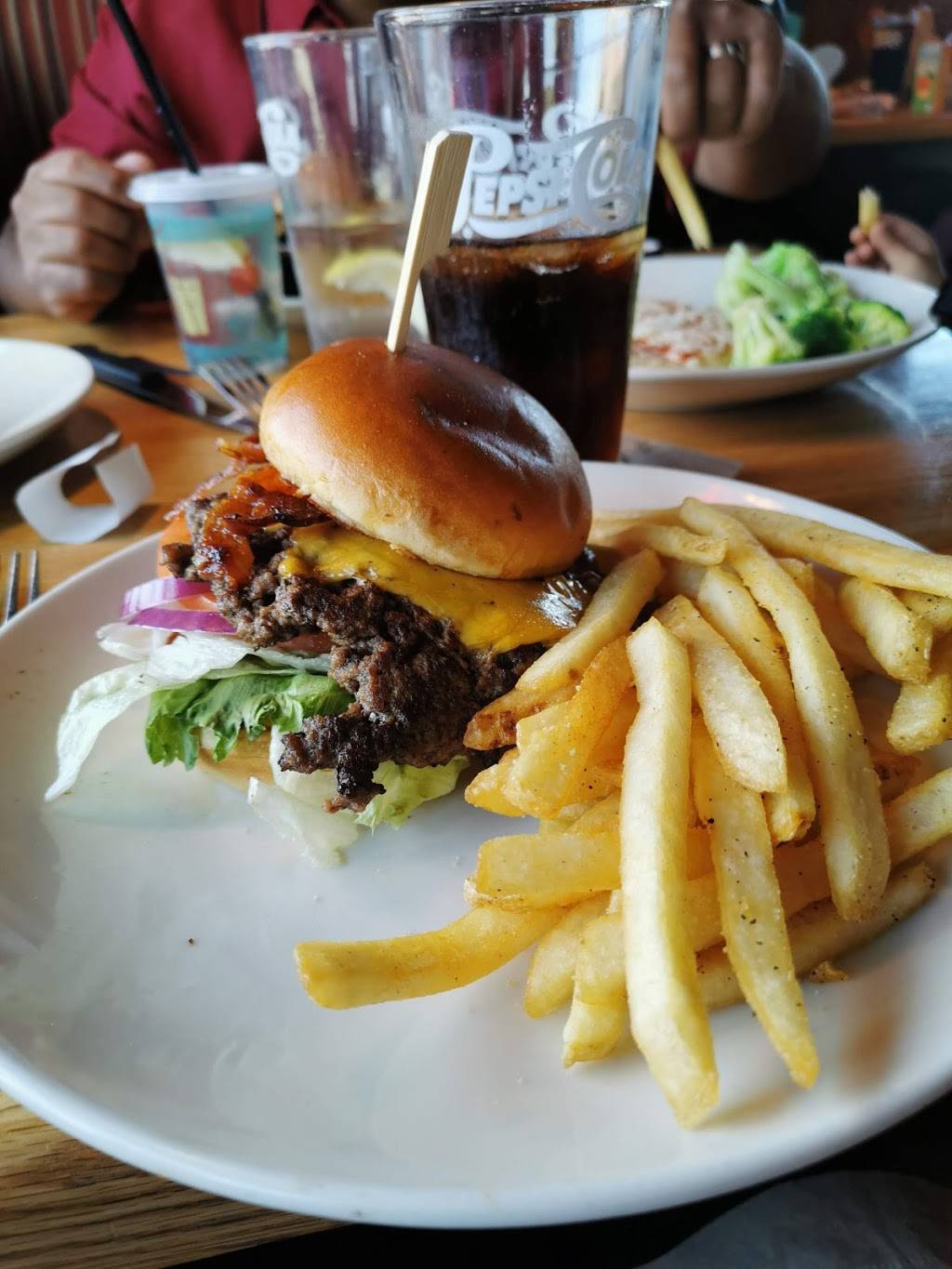 Applebees Grill + Bar | restaurant | 7677 Balboa Ave, San Diego, CA 92111, USA | 8585694590 OR +1 858-569-4590