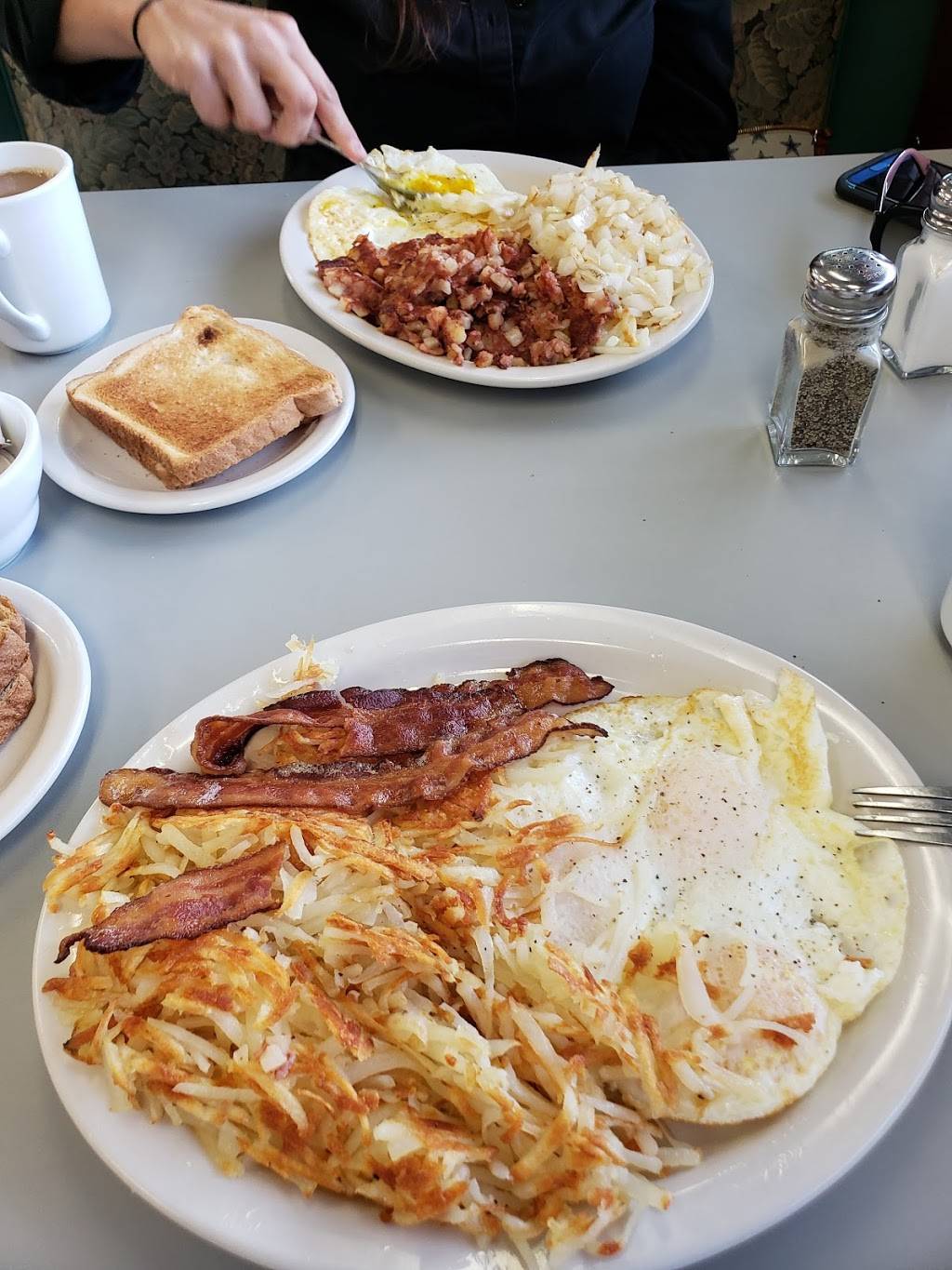 Apple Valley Pancake House | restaurant | 500 E Wisconsin Ave, Appleton, WI 54911, USA | 9202213661 OR +1 920-221-3661