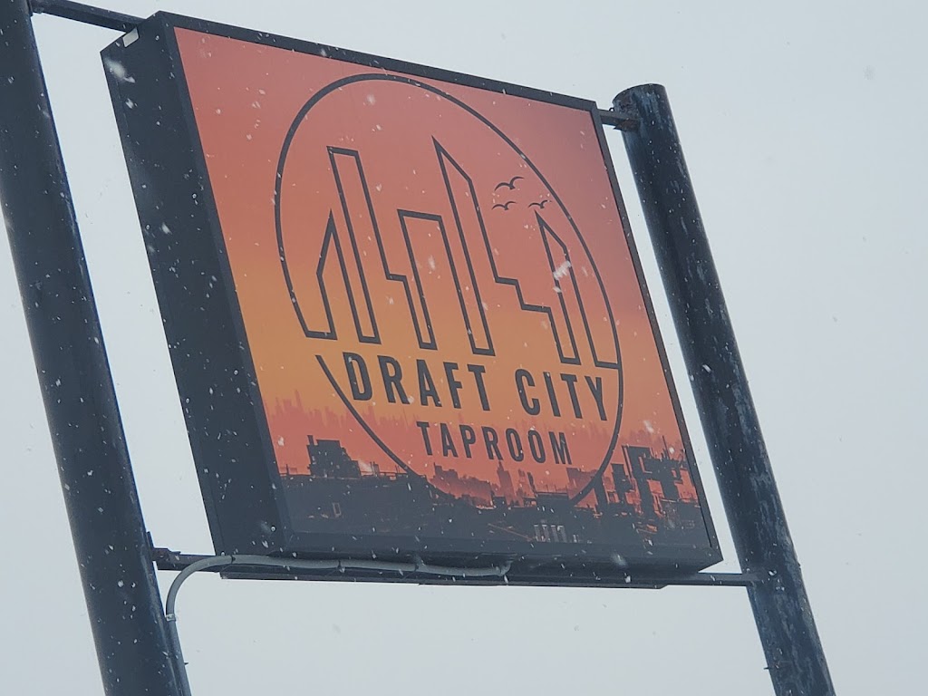 Draft City Taproom | restaurant | 602 W Pine St, Baraboo, WI 53913, USA | 6084482285 OR +1 608-448-2285