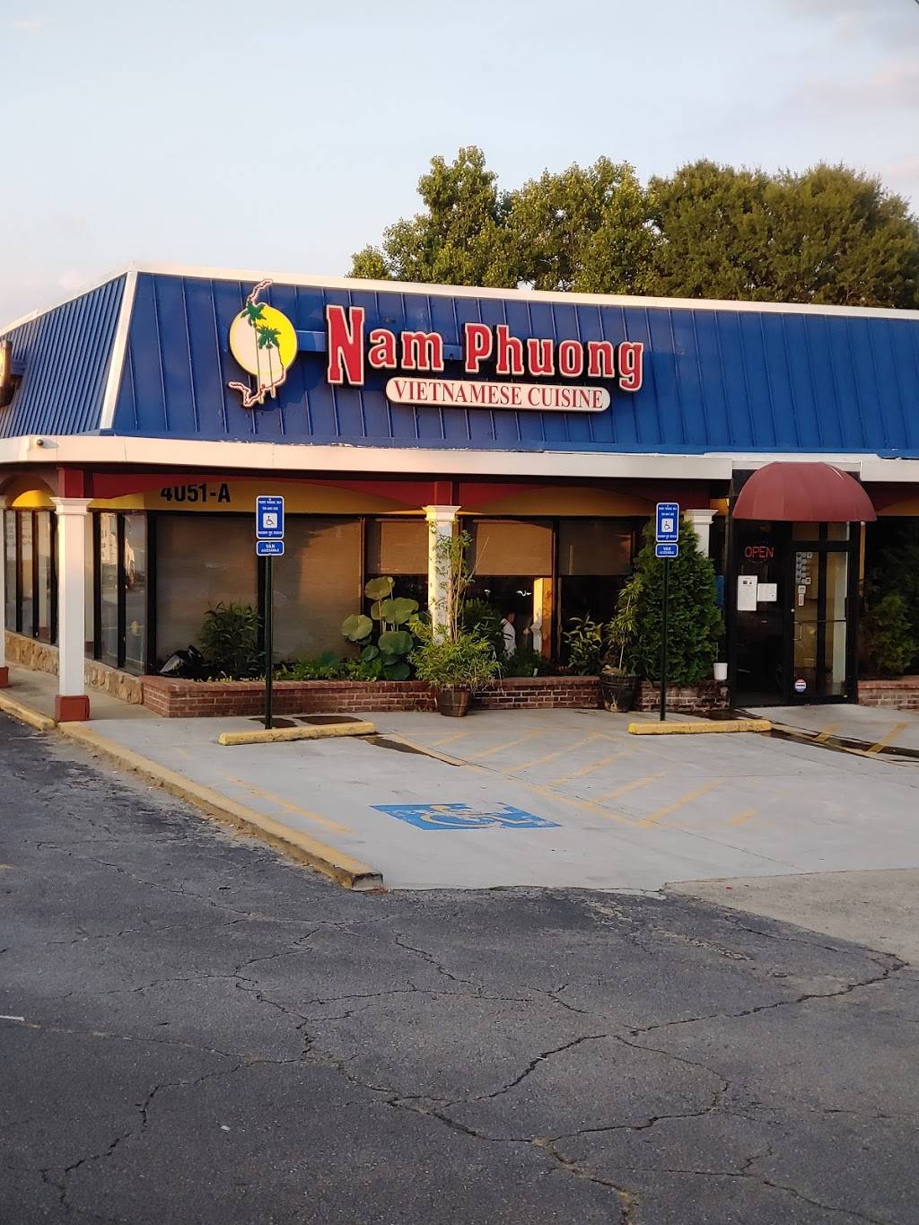 Nam Phuong Restaurant | restaurant | 4051 Buford Hwy NE, Atlanta, GA 30345, USA | 4046332400 OR +1 404-633-2400