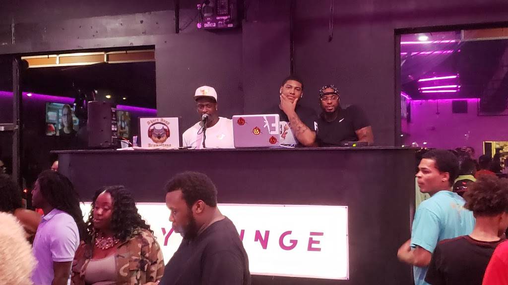 Fly Lounge | restaurant | 2158 Colonial Blvd, Fort Myers, FL 33907, USA | 2392082673 OR +1 239-208-2673