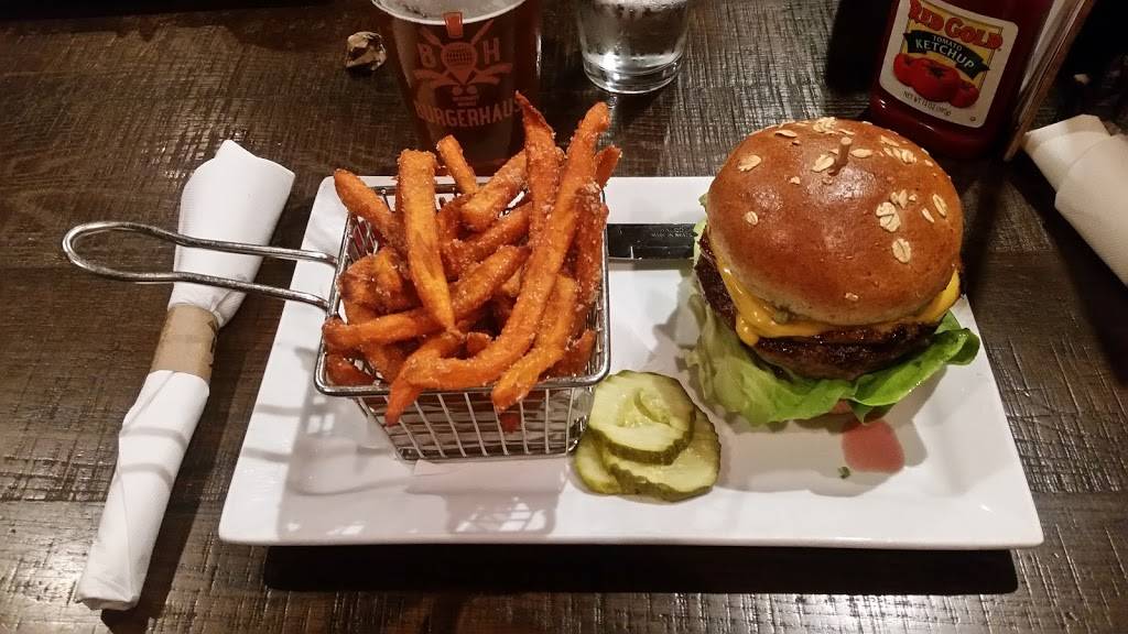 Burgerhaus - Valparaiso | restaurant | 3304 Calumet Ave, Valparaiso, IN 46383, USA | 2192863296 OR +1 219-286-3296