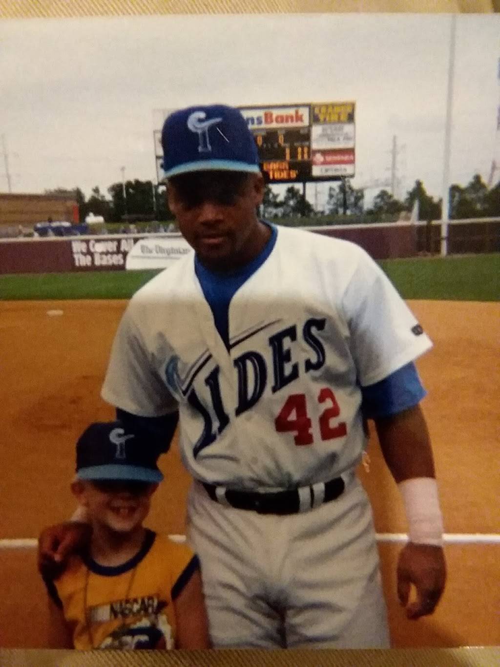 Hits At the Park | restaurant | 150 Park Ave, Norfolk, VA 23510, USA | 7576249000 OR +1 757-624-9000