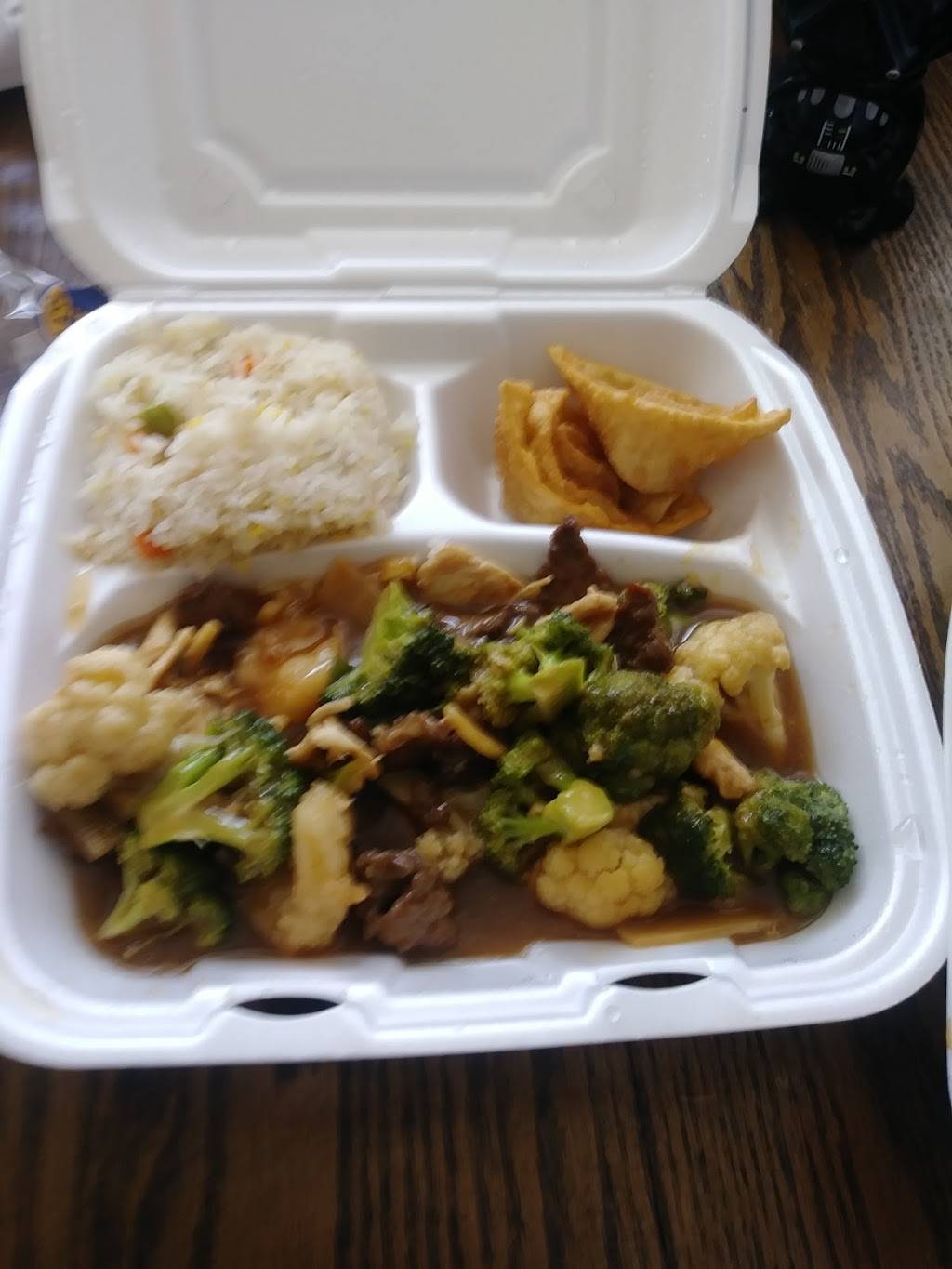 Yen Ching | restaurant | 7630 Good Hope Rd, Milwaukee, WI 53223, USA | 4143536677 OR +1 414-353-6677