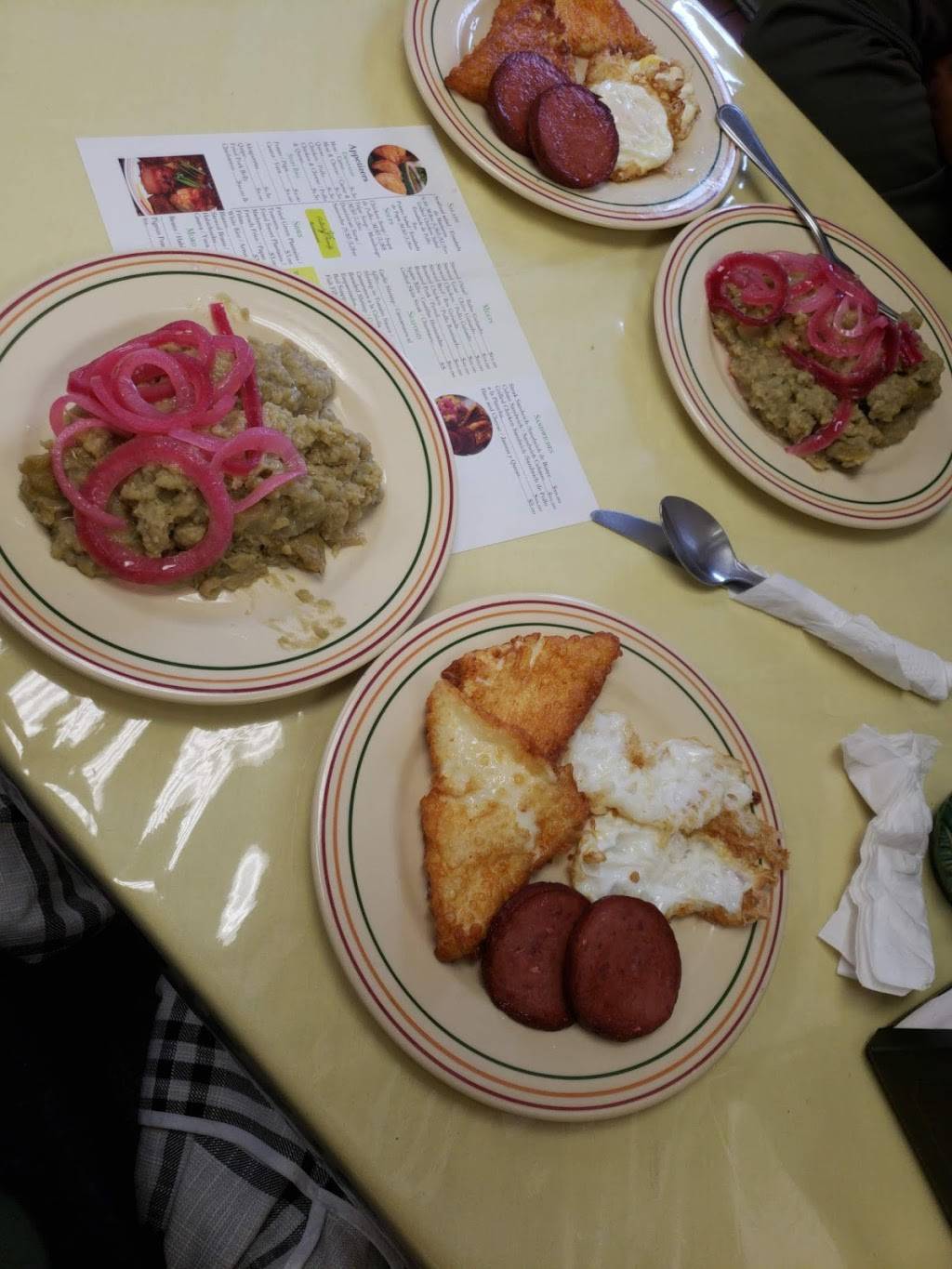 Collado Family Restaurant | restaurant | 624 N Maxwell St, Allentown, PA 18109, USA | 4842218444 OR +1 484-221-8444