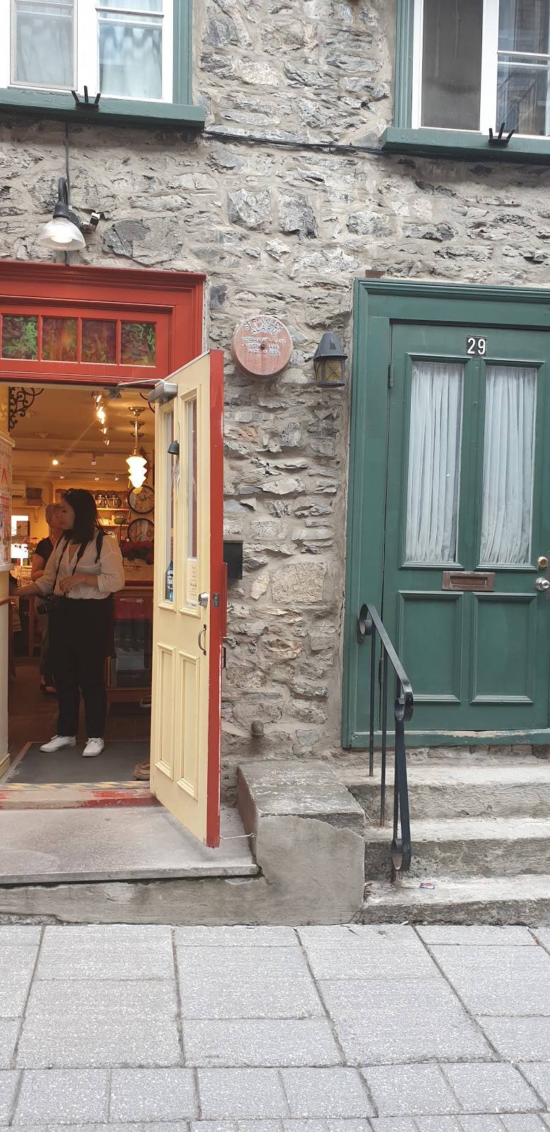 Le Repaire | restaurant | 4 Rue du Petit Champlain, Québec, QC G1K 4H4, Canada | 5813007677 OR +1 581-300-7677