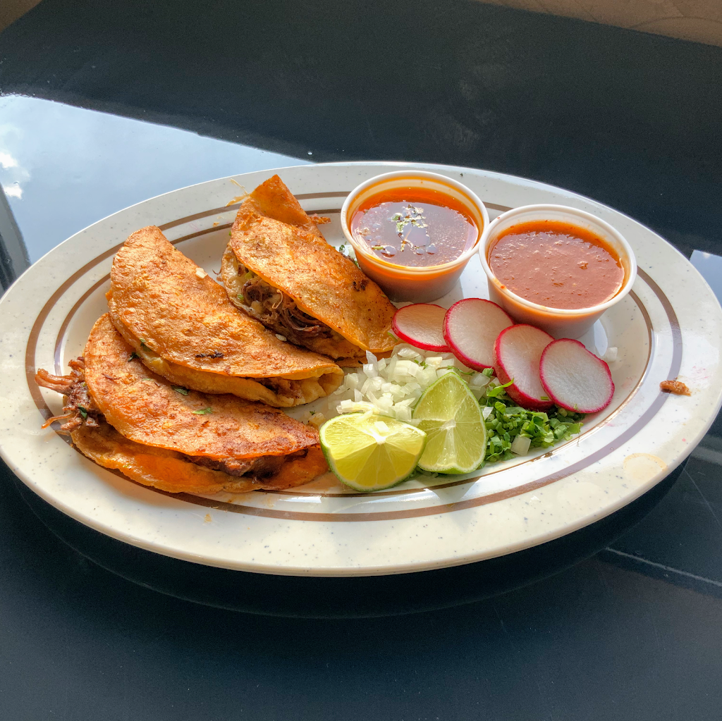 La Birrieria Restaurant | restaurant | 4743 W Grand Ave, Chicago, IL 60639, USA | 7739042016 OR +1 773-904-2016