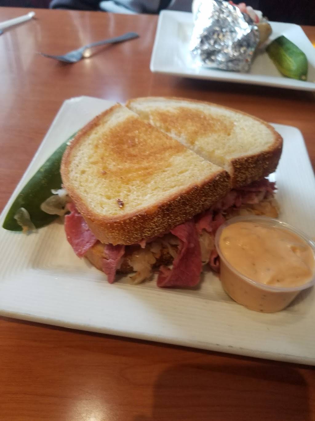 Finos Family Dining | restaurant | 5115 Dixie Hwy, Waterford Twp, MI 48329, USA | 2486189141 OR +1 248-618-9141