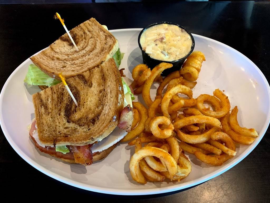 V.I.Ps Corner Bar & Grill | restaurant | 425 15th St, Moline, IL 61265, USA | 3097571331 OR +1 309-757-1331