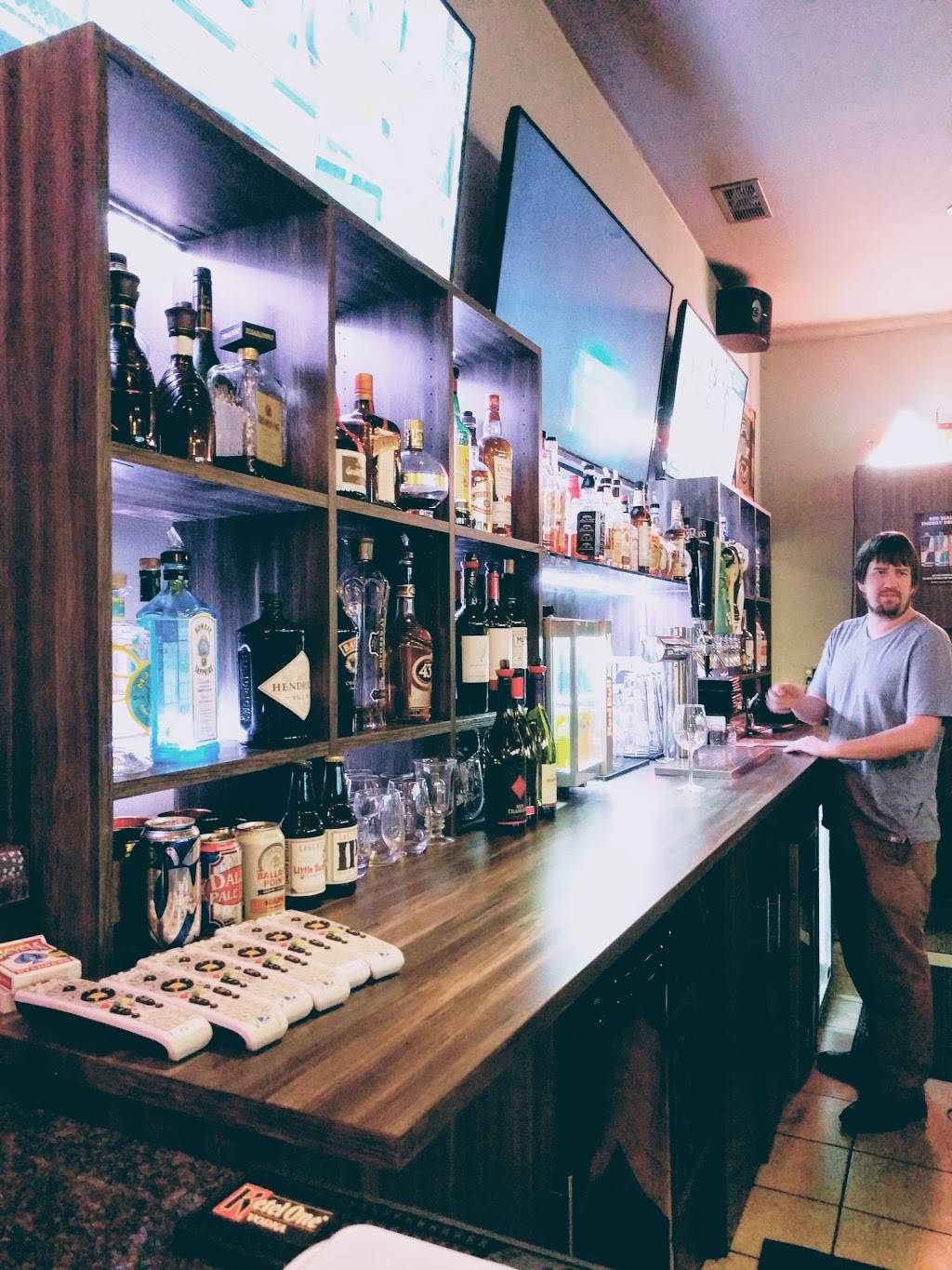 Tommy Bs Clubhouse | restaurant | 210 Aberdeen Dr suite b, Valparaiso, IN 46385, USA | 2192998936 OR +1 219-299-8936