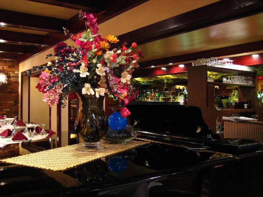 Perdinos of Grosse Ile | restaurant | 8575 Macomb St, Grosse Ile Township, MI 48138, USA | 7346768100 OR +1 734-676-8100