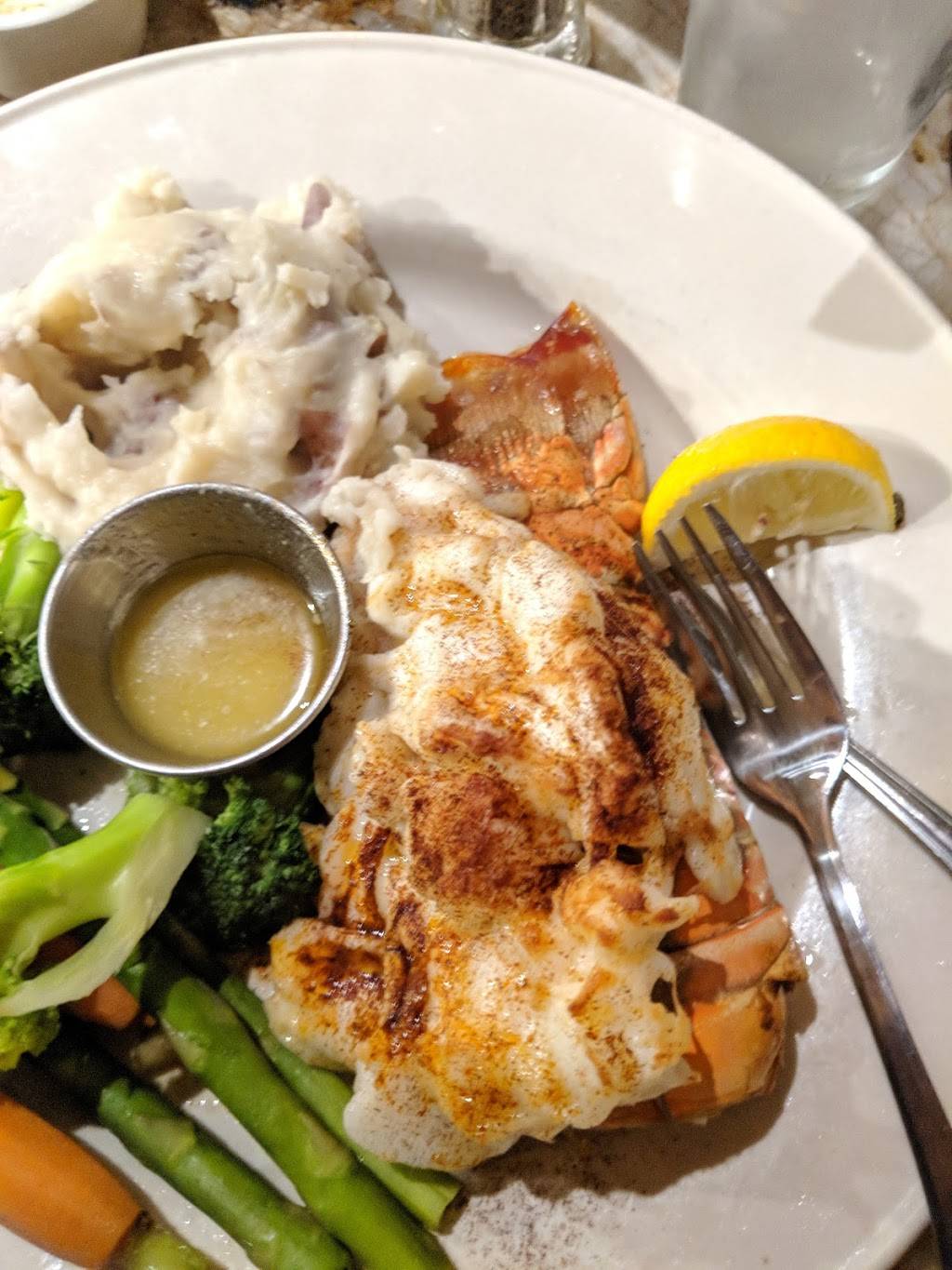 Lighthouse Oyster Bar & Grill | restaurant | 262 Harbor Dr South 201, Oceanside, CA 92054, USA | 7604331900 OR +1 760-433-1900