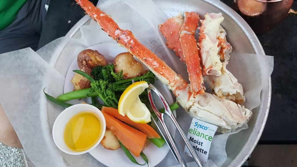 Lucky Pelican | restaurant | 6239 Lake Osprey Dr, Sarasota, FL 34240, USA | 9419070589 OR +1 941-907-0589