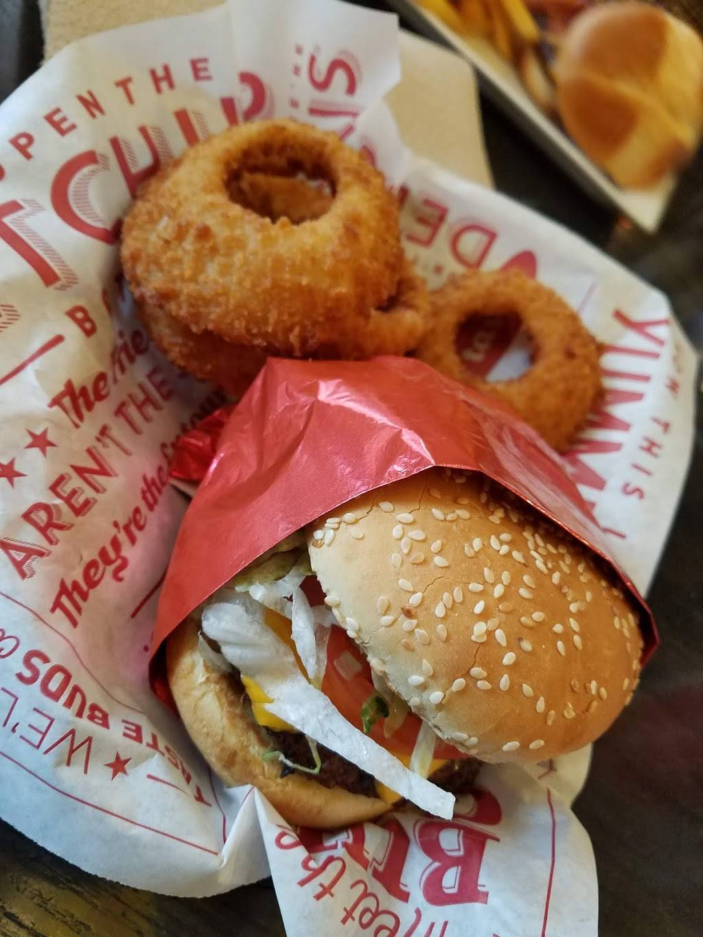 Red Robin Gourmet Burgers and Brews | restaurant | 17301 Valley Mall Rd, Hagerstown, MD 21740, USA | 3015825370 OR +1 301-582-5370