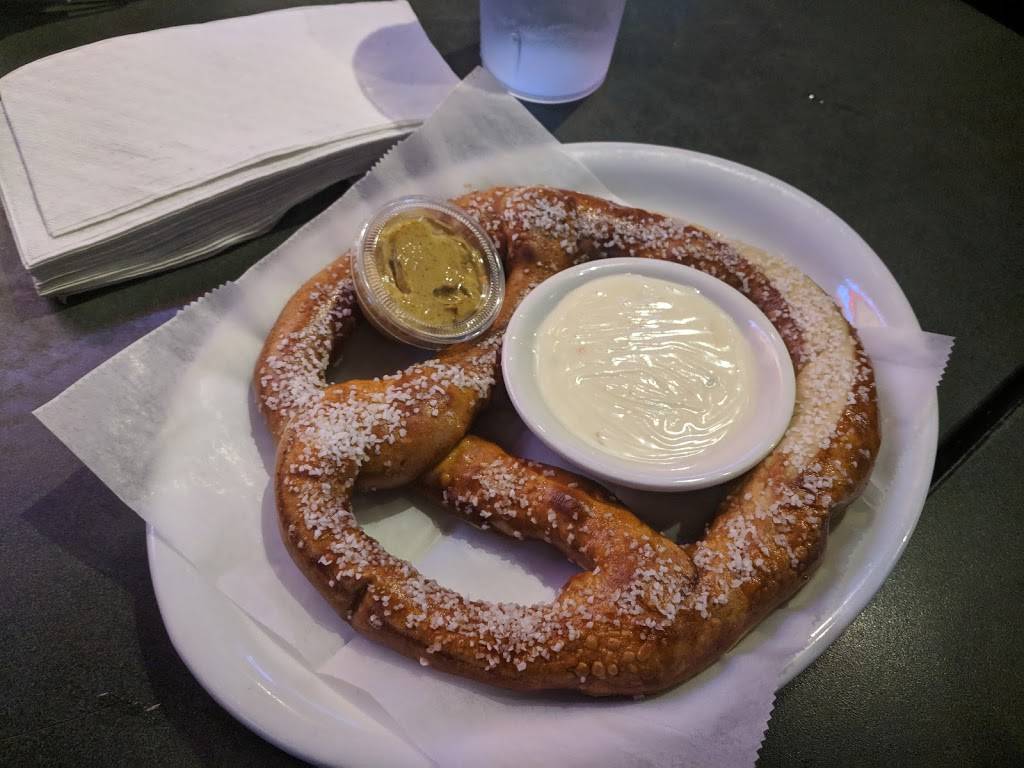 Bench Warmers Sports Grill | restaurant | 2775 Clairmont Rd, Atlanta, GA 30329, USA | 4043210303 OR +1 404-321-0303