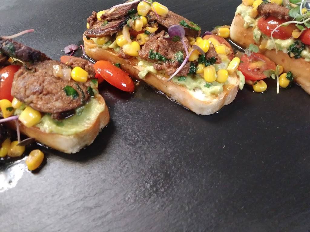 Grand Dukes Restaurant | restaurant | 980 75th St, Downers Grove, IL 60516, USA | 7085945622 OR +1 708-594-5622