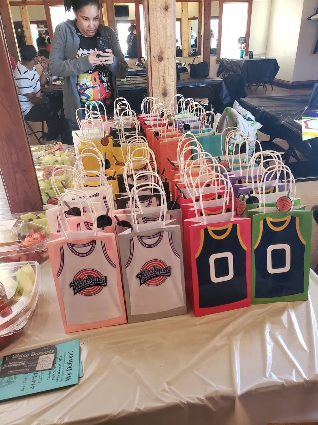 Graingers Pub & Grill | restaurant | 3400 W Loomis Rd, Milwaukee, WI 53221, USA | 4142829917 OR +1 414-282-9917