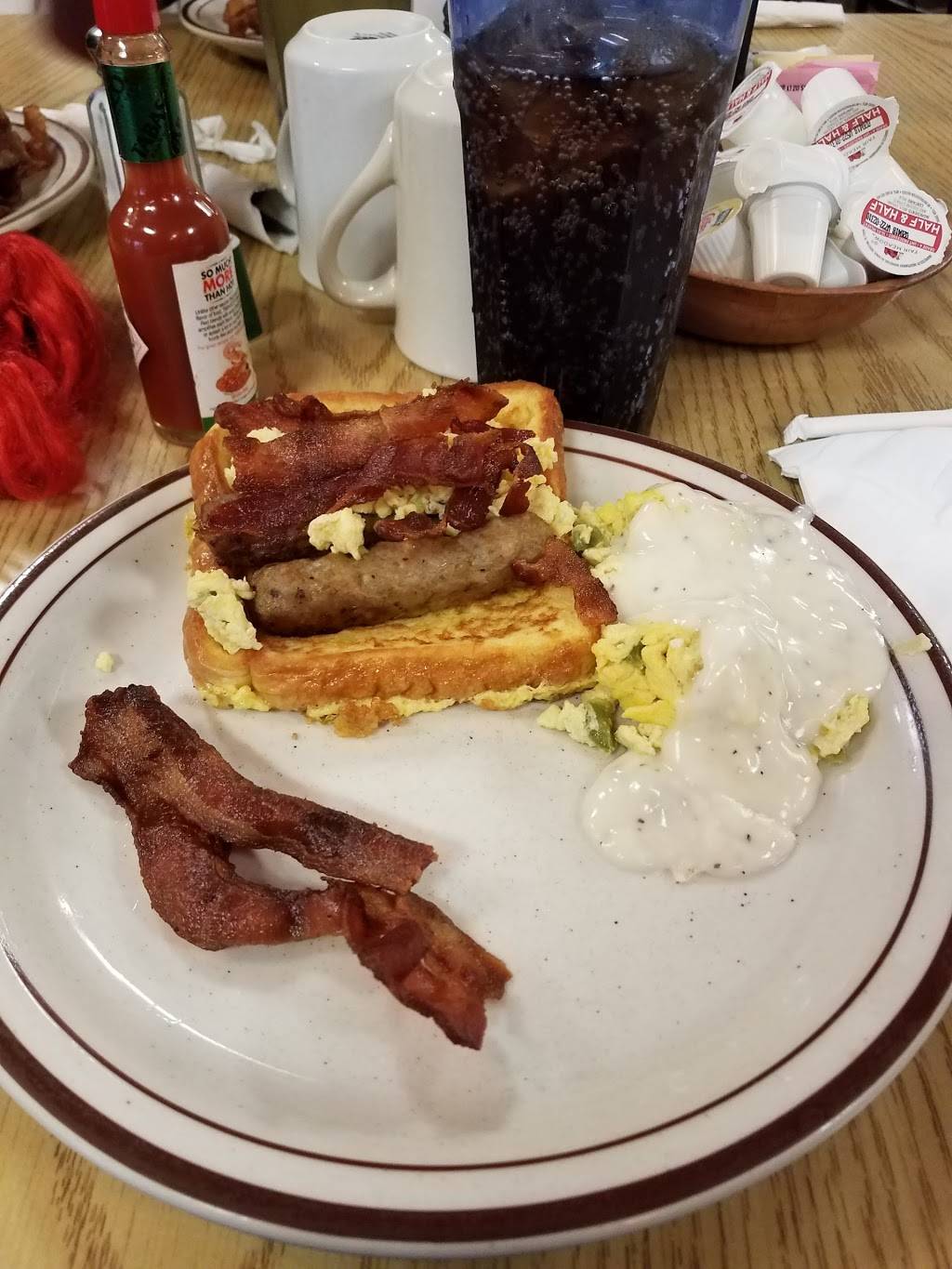 Village Court Family Restaurant | restaurant | 687 S Taft Ave, Mason City, IA 50401, USA | 6414245065 OR +1 641-424-5065