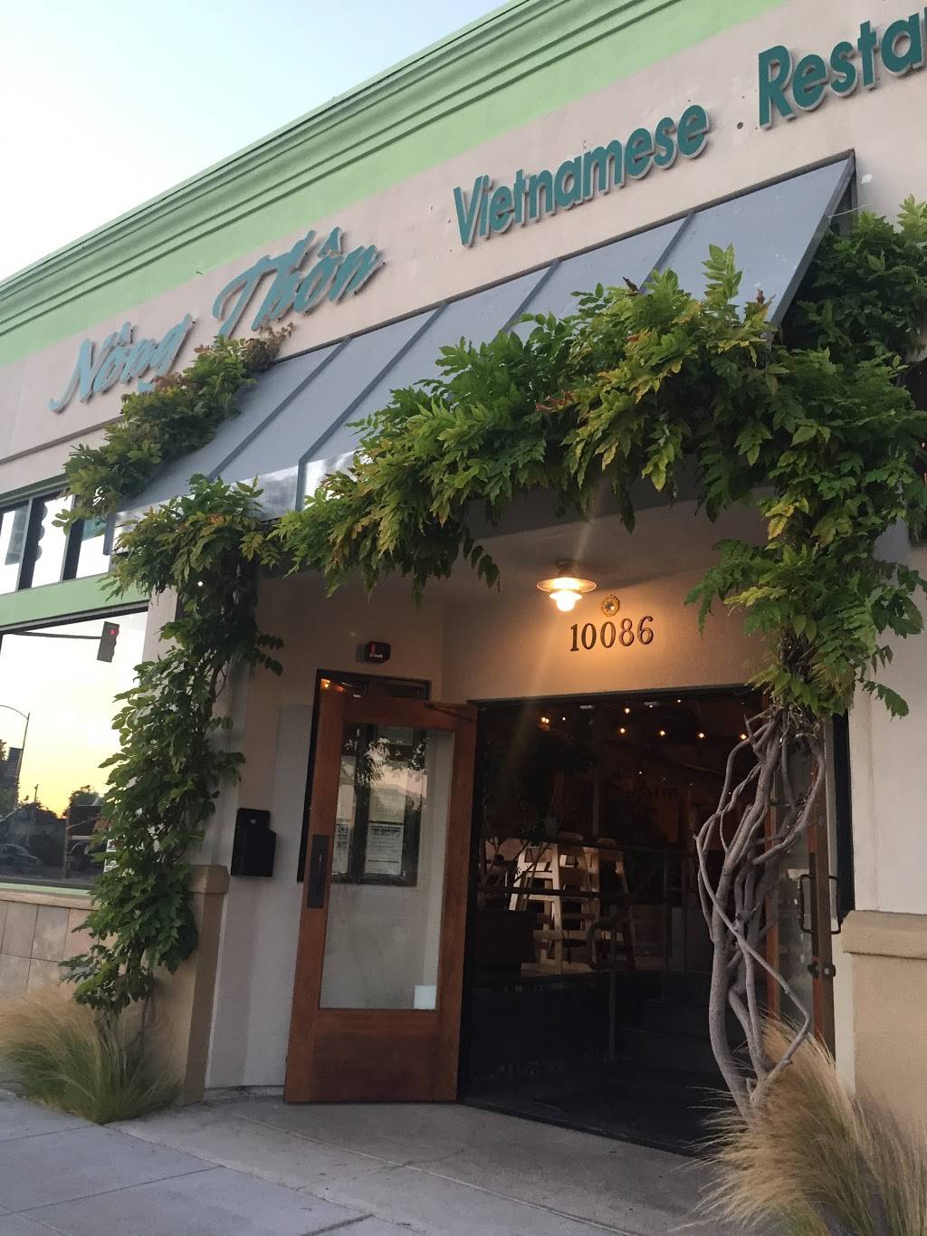 Nông Thôn Restaurant | restaurant | 10086 San Pablo Ave, El Cerrito, CA 94530, USA | 5106478038 OR +1 510-647-8038