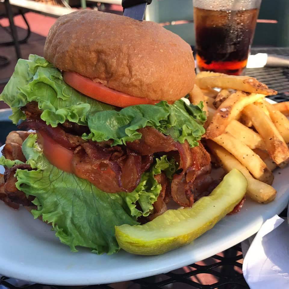 Gippers Sports Bar & Grill | restaurant | 2929 Kraft Ave SE, Grand Rapids, MI 49512, USA | 6165510841 OR +1 616-551-0841