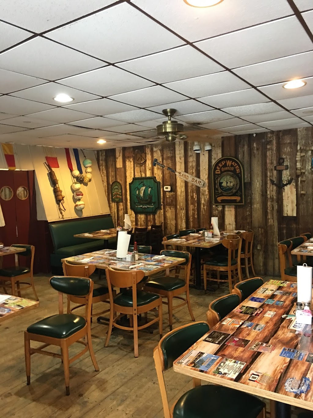 Quarterdeck | restaurant | 831 S Central Ave, Umatilla, FL 32784, USA | 3526694662 OR +1 352-669-4662