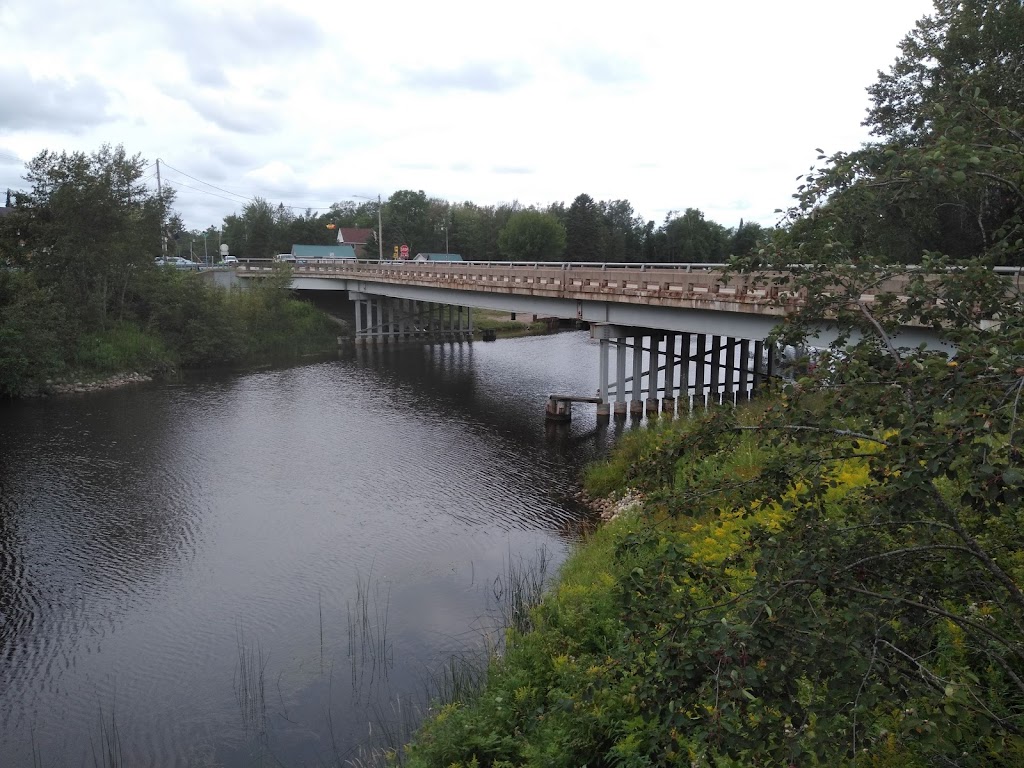 Jacks Grub & Pub | restaurant | 9915 W 6 Mile Rd, Brimley, MI 49715, USA | 9062481045 OR +1 906-248-1045