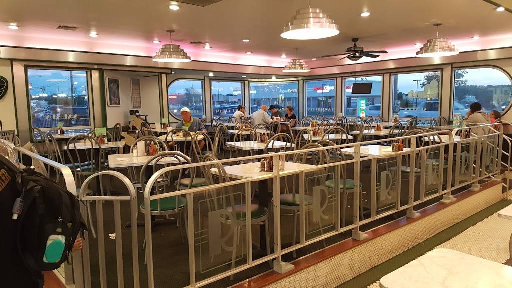 G D Ritzys | restaurant | 601 N Green River Rd, Evansville, IN 47715, USA | 8124746259 OR +1 812-474-6259