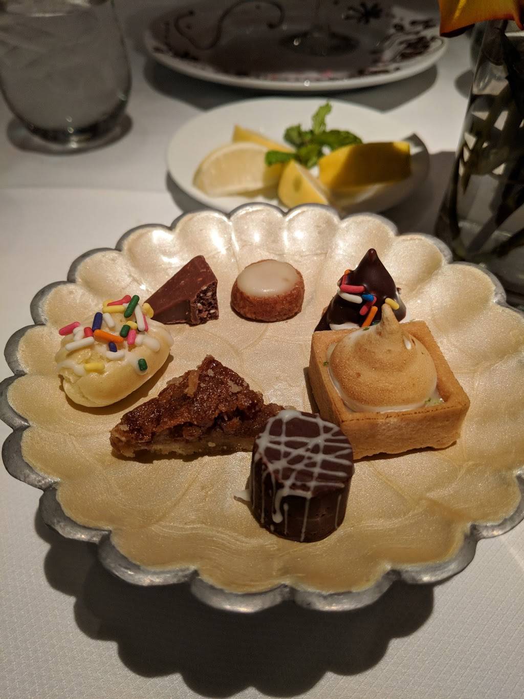 Tonys | restaurant | 3755 Richmond Ave, Houston, TX 77046, USA | 7136226778 OR +1 713-622-6778