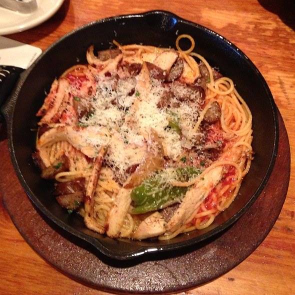 Johnny Carinos Italian | restaurant | 7900 S Walker Ave, Oklahoma City, OK 73139, USA | 4056324605 OR +1 405-632-4605