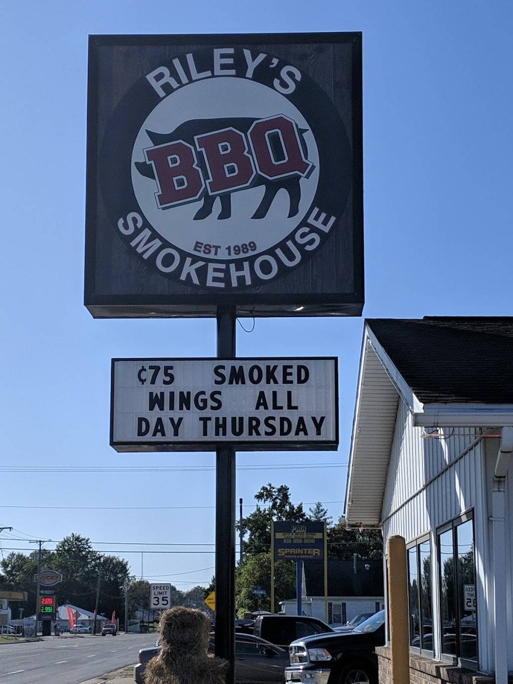 Rileys Smokehouse | restaurant | 906 E Deyoung St, Marion, IL 62959, USA | 6189971369 OR +1 618-997-1369