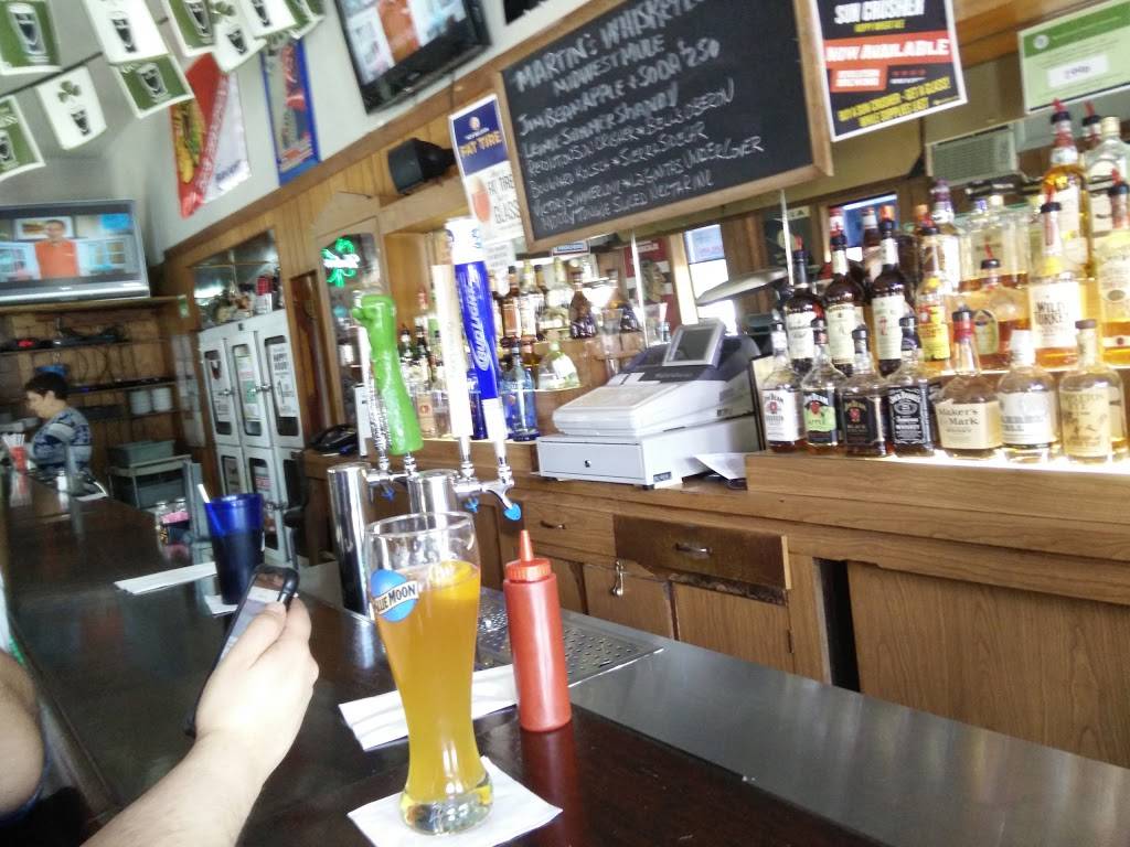 Martins Corner | restaurant | 2058 W 22nd Pl, Chicago, IL 60608, USA | 7738475515 OR +1 773-847-5515
