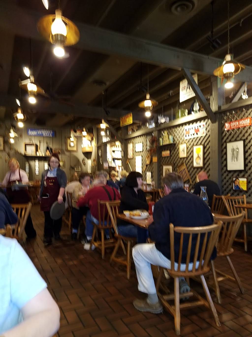 Cracker Barrel Old Country Store | restaurant | 915 N Woodbine Rd, St Joseph, MO 64506, USA | 8162795191 OR +1 816-279-5191