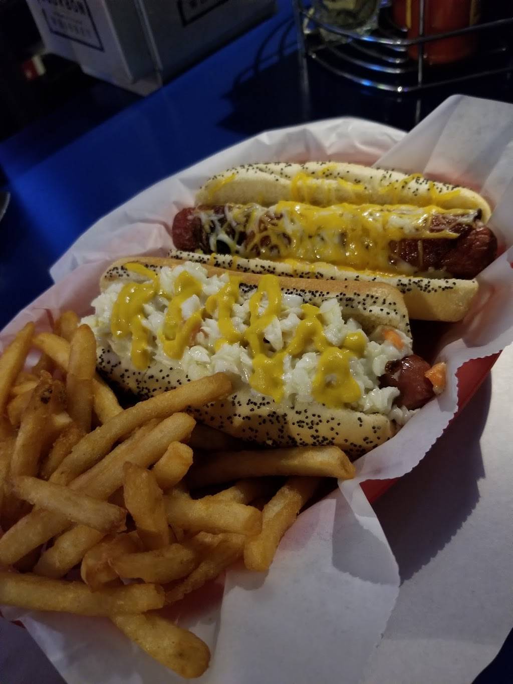 Hanks Restaurant & Drinkery | restaurant | 11 S Main St, Hartford, WI 53027, USA | 2626734265 OR +1 262-673-4265