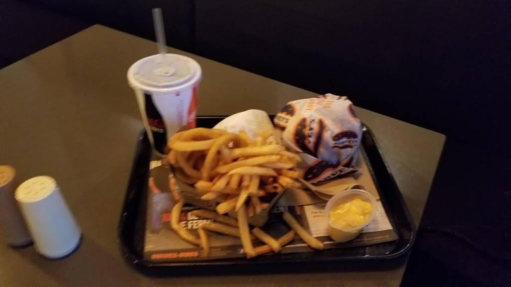 Harveys | restaurant | 12575 Rue Sherbrooke E, Pointe-aux-Trembles, QC H1B 1C8, Canada | 5143855555 OR +1 514-385-5555