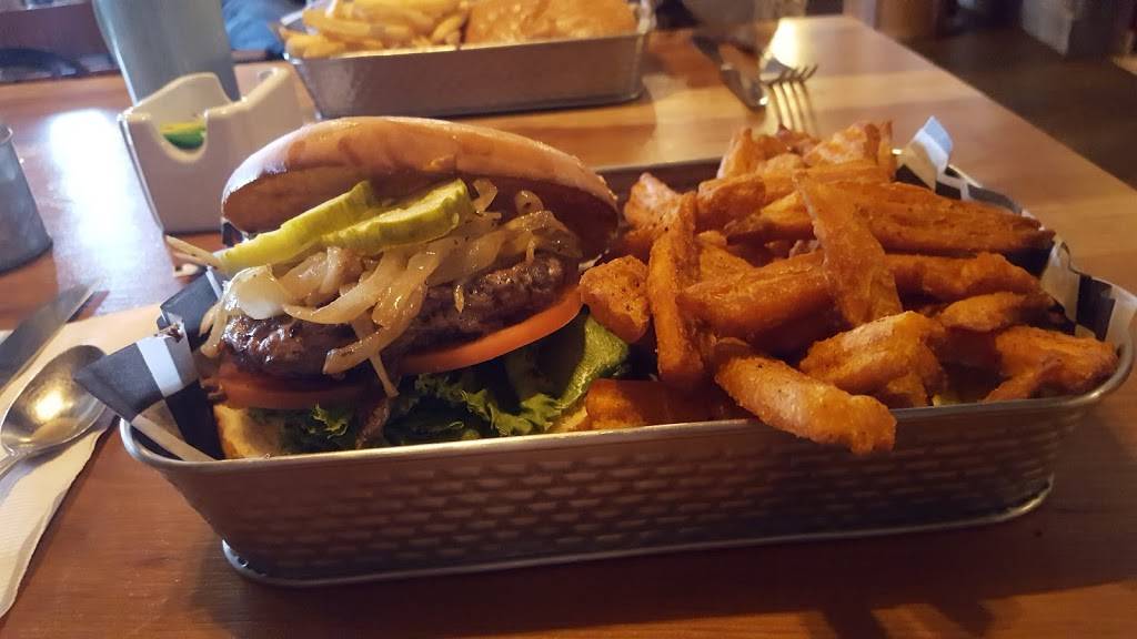 Cool Hand Dukes | restaurant | 30 Railroad St, New Milford, CT 06776, USA | 8607995400 OR +1 860-799-5400