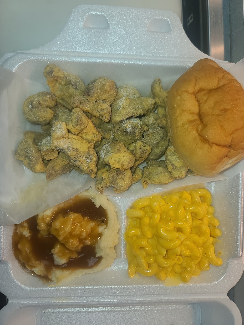 Wallys fish & chicken | restaurant | 3530 S Waverly Rd, Lansing, MI 48911, USA | 5172722222 OR +1 517-272-2222