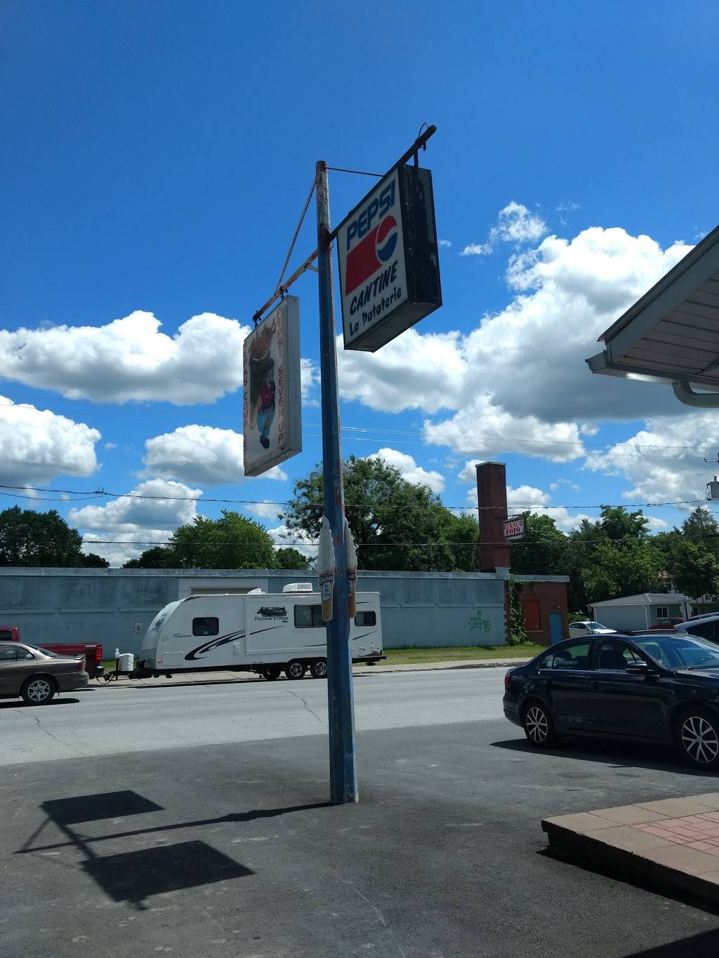 Restaurant La Pataterie | restaurant | 66 Rue Cyr, Bedford, QC J0J 1A0, Canada | 4502483263 OR +1 450-248-3263