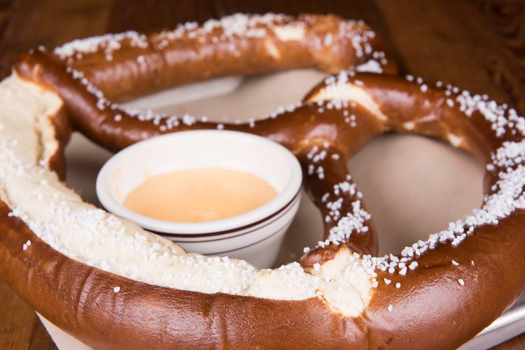 Crooked Pint Ale House | restaurant | 58 Division St, Waite Park, MN 56387, USA | 3207743929 OR +1 320-774-3929