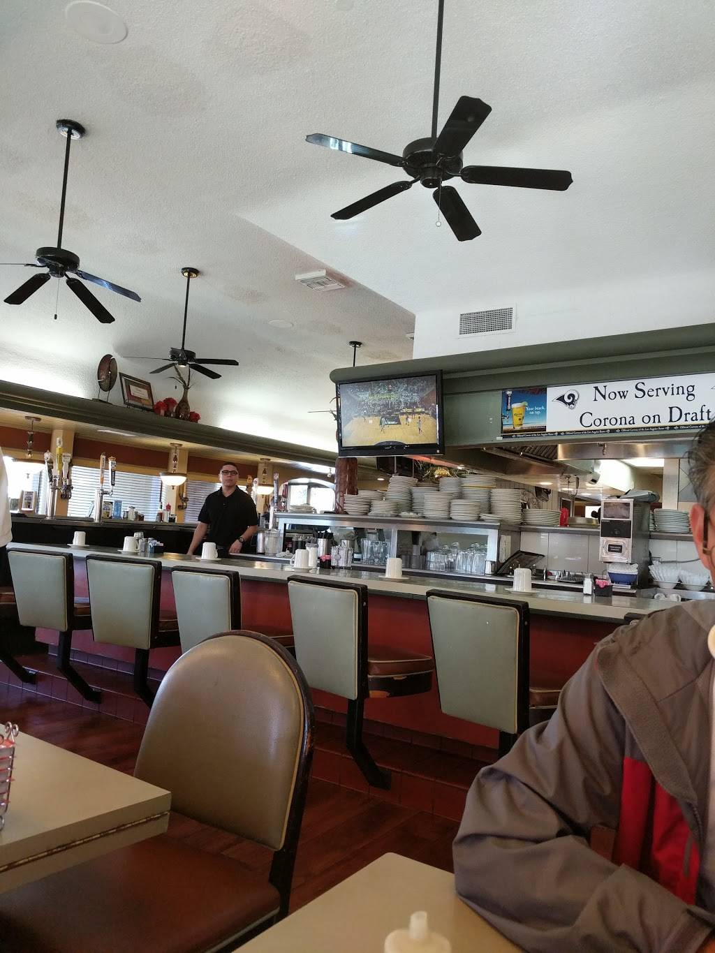 Huffs Family Restaurant | restaurant | 8105 E Wardlow Rd, Long Beach, CA 90808, USA | 5625983373 OR +1 562-598-3373