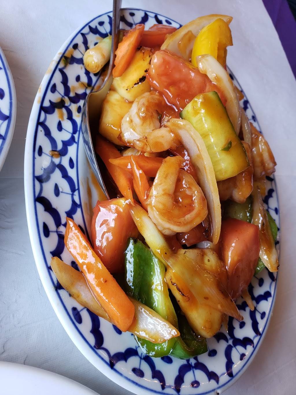 Thai Lanna Cuisine | restaurant | 2401 Bank St, Ottawa, ON K1V 8R9, Canada | 6132499524 OR +1 613-249-9524