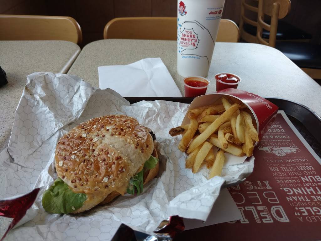 Wendys | restaurant | 6715 S 27th St, Franklin, WI 53132, USA | 4147613738 OR +1 414-761-3738