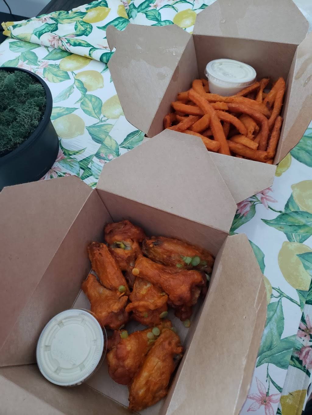 Friedmans West | restaurant | 35 West End Ave, New York, NY 10023, USA | 2125862000 OR +1 212-586-2000