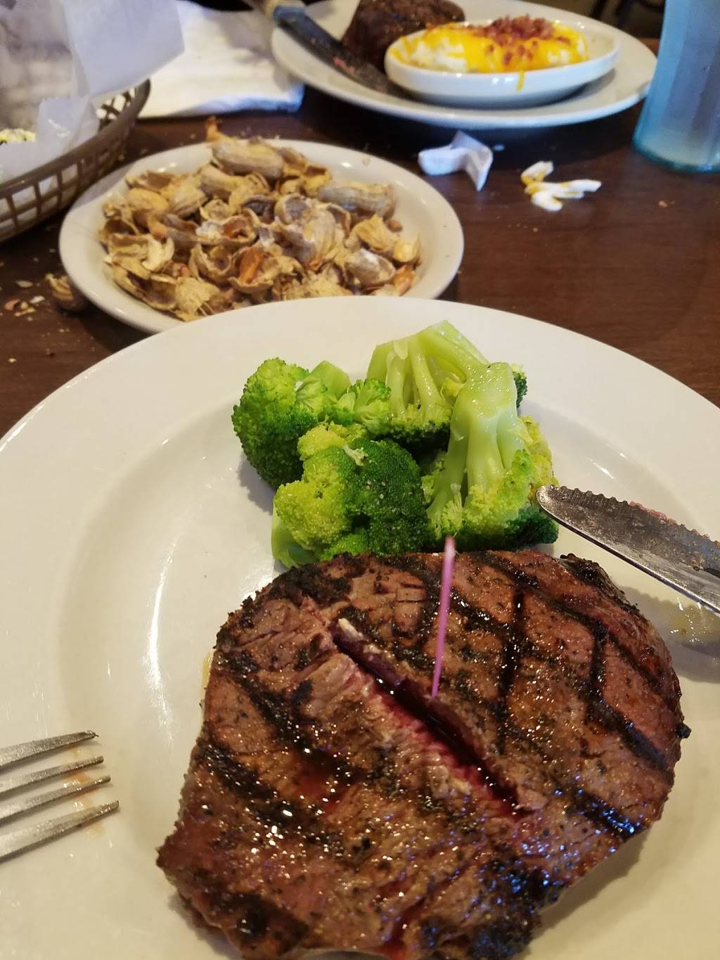 Logans Roadhouse | restaurant | 630 Shedeck Pkwy, Yukon, OK 73099, USA | 4053504100 OR +1 405-350-4100